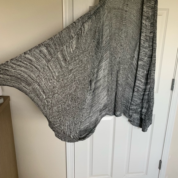 🖤 Torrid Gray Open Knit Short Sleeve Cardigan - Picture 3 of 7
